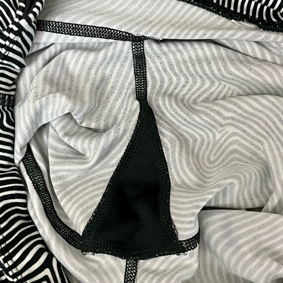Nike Dri Fit Leggings Women Size M White Black Striped Swirls Yoga Pants - Picture 4 of 10